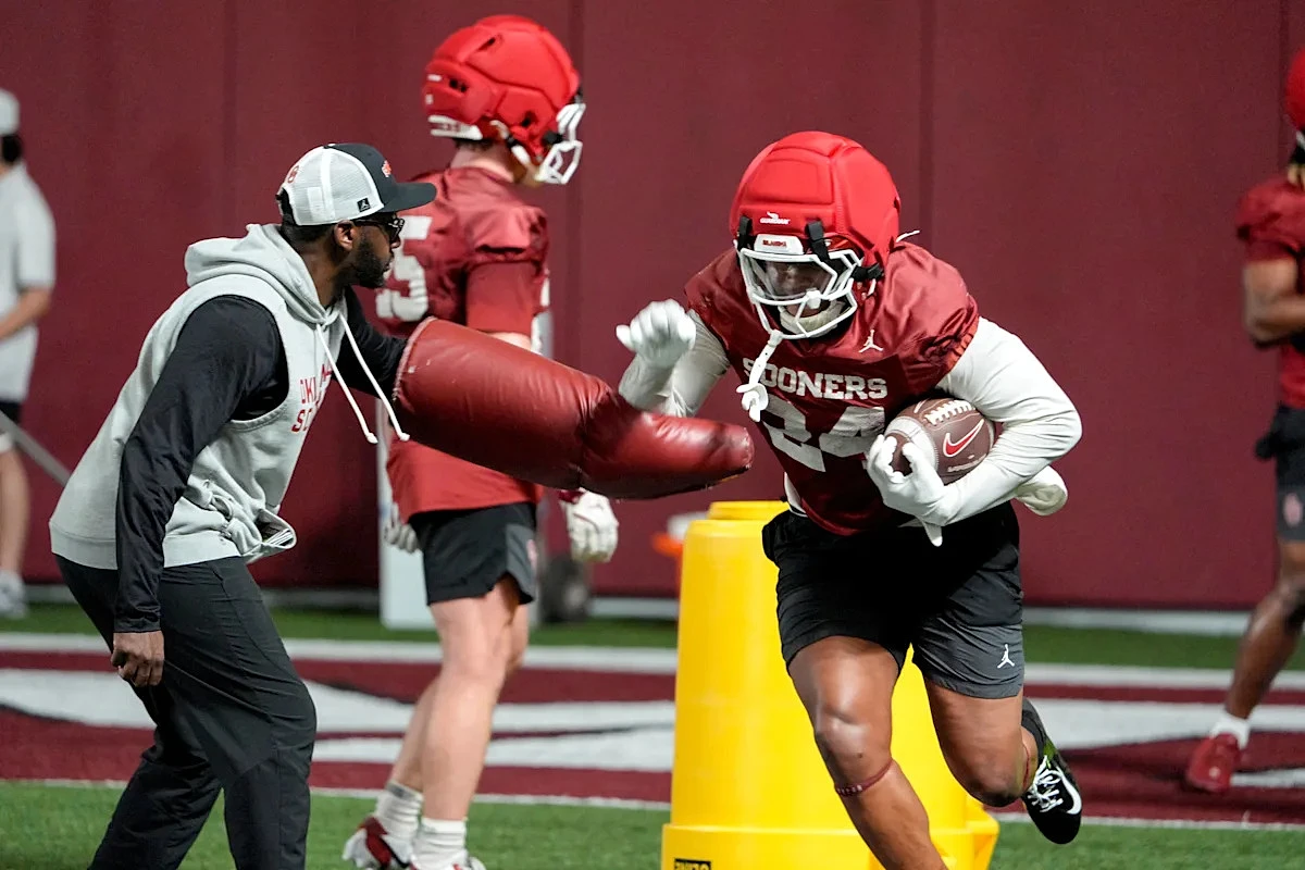 Brent Venables provides injury update on OU football RB Xavier Robinson