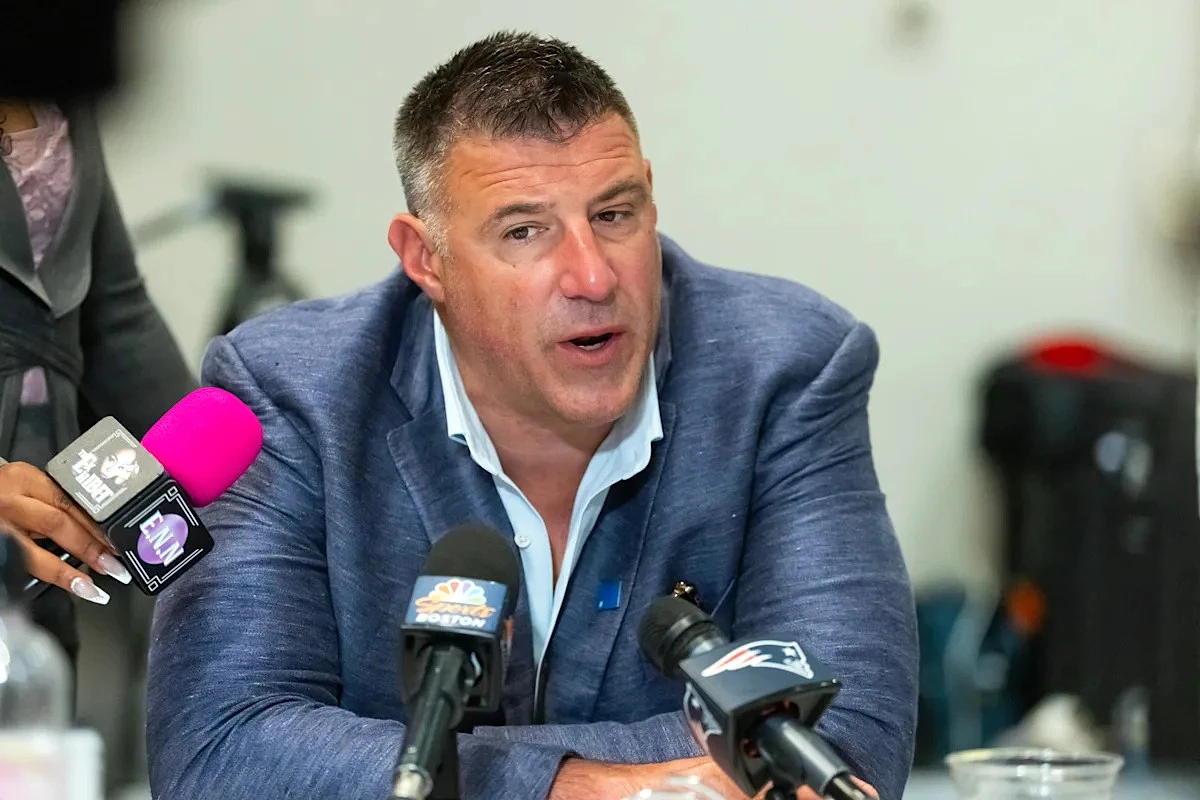 Patriots coach Mike Vrabel addresses pictures of him with NFL reporter