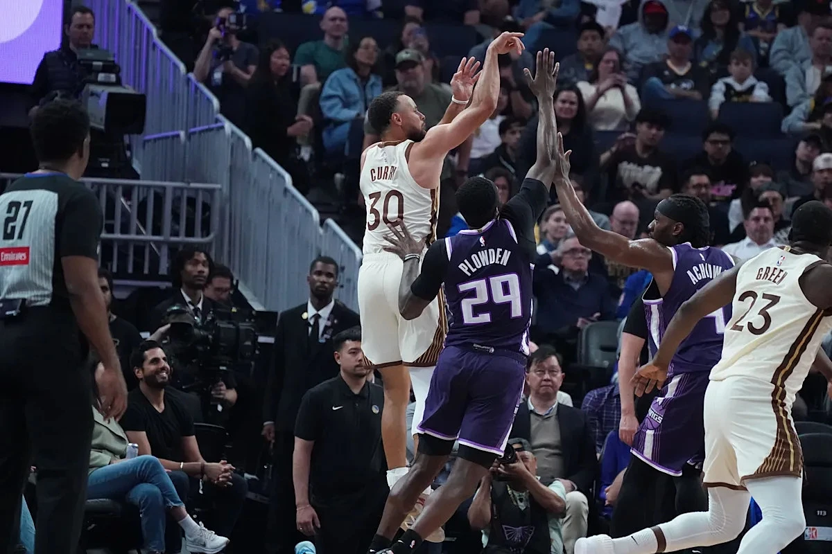 Warriors hold off Kings late for 110-105 win