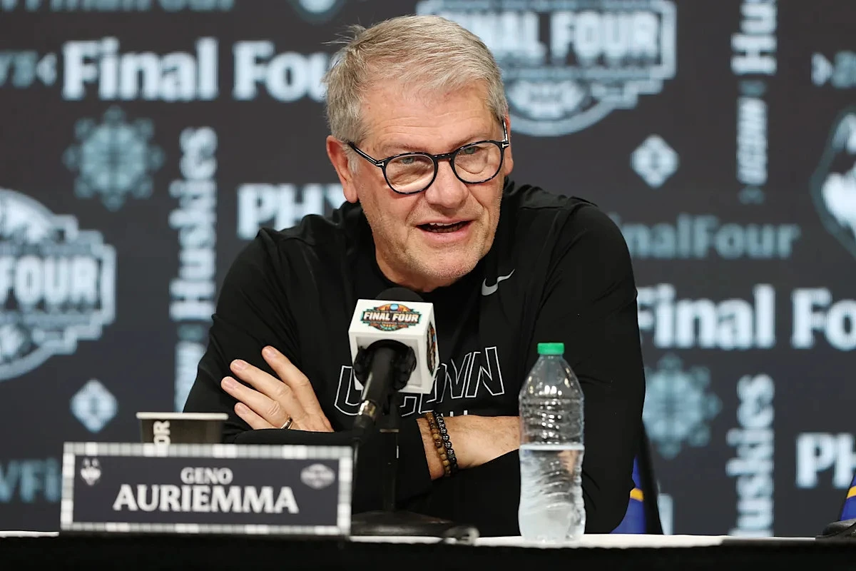 Geno Auriemma apologizes to Dawn Staley after Final Four clash