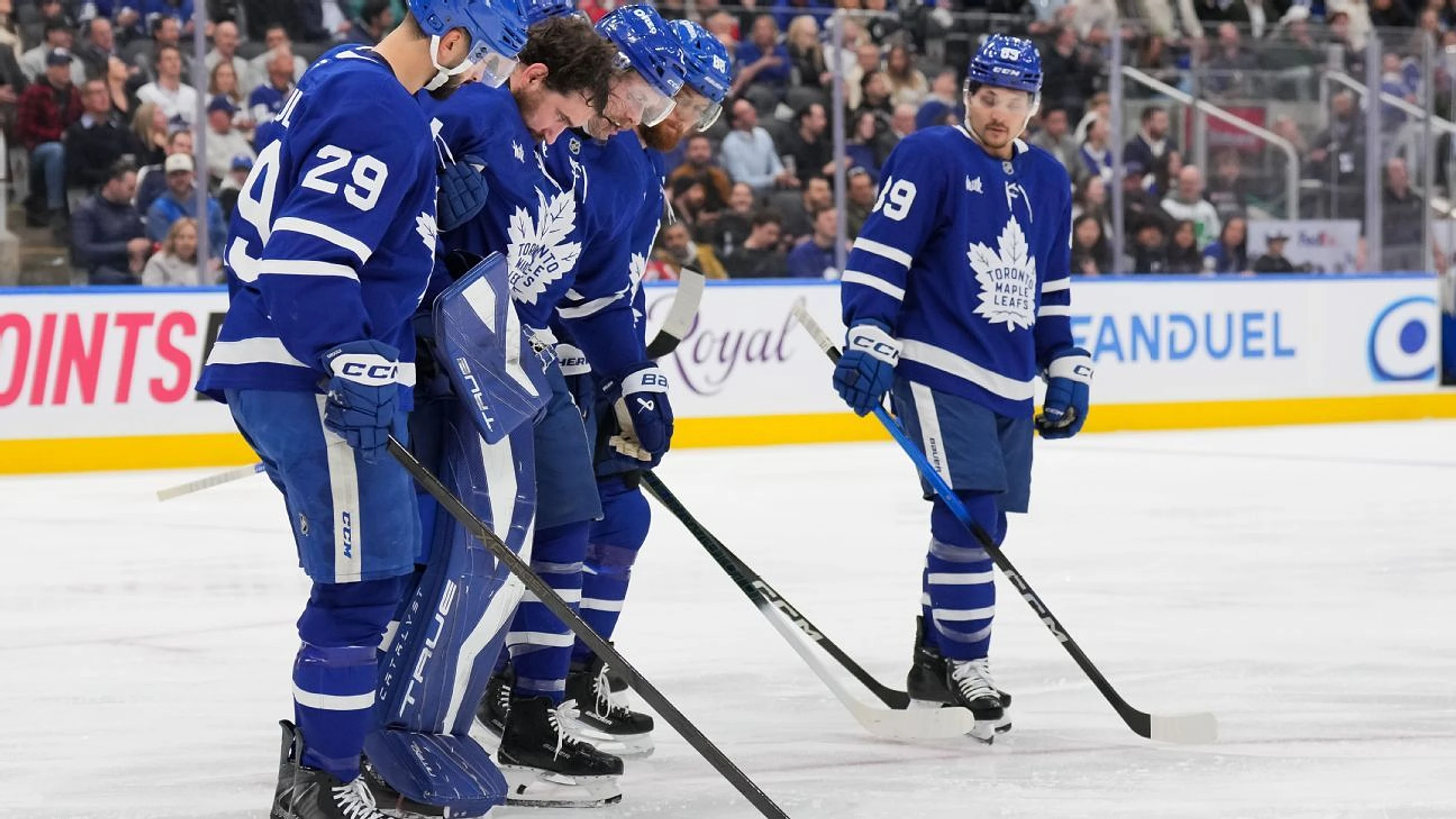 Maple Leafs G Stolarz helped off vs. Capitals