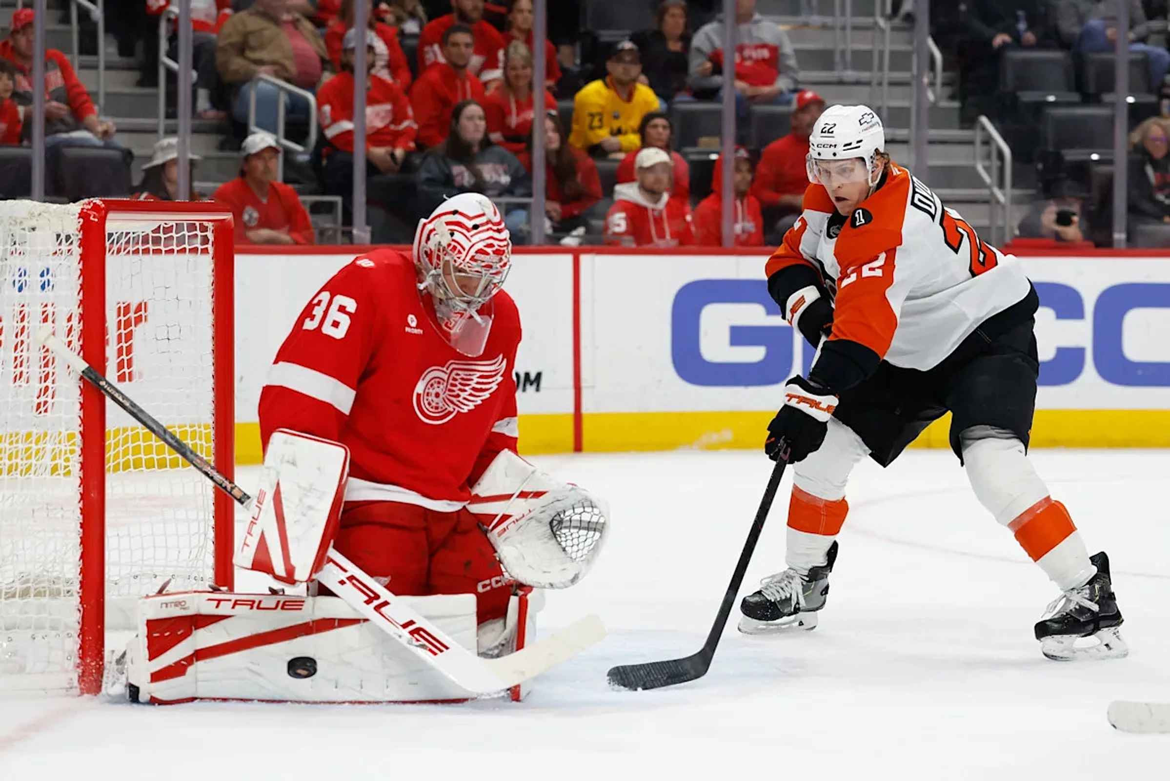 John Gibson, Detroit Red Wings goalie, leaves vs Flyers in 2nd period