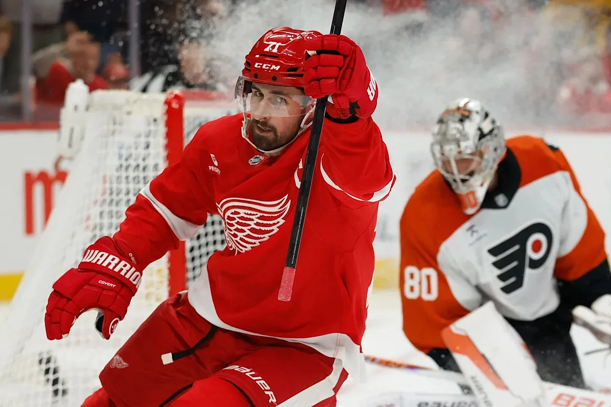 Larkin's hat trick, Seider's 5 points lead Red Wings over Flyers
