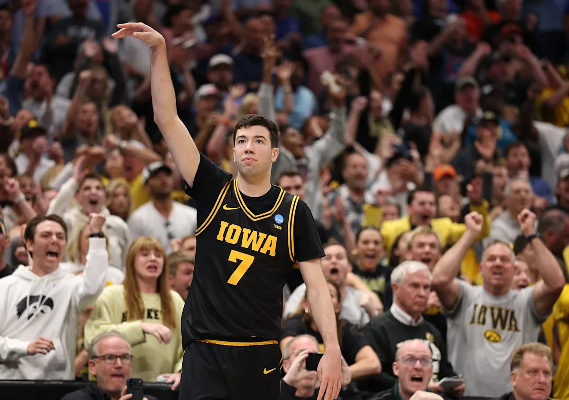 Iowa basketball forward Alvaro Folgueiras entering transfer portal