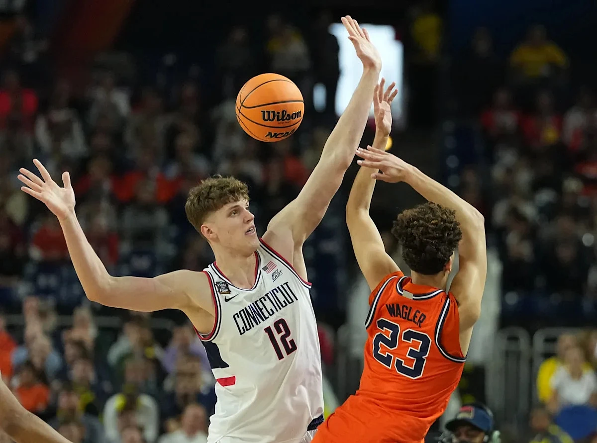 UConn center Eric Reibe enters transfer portal