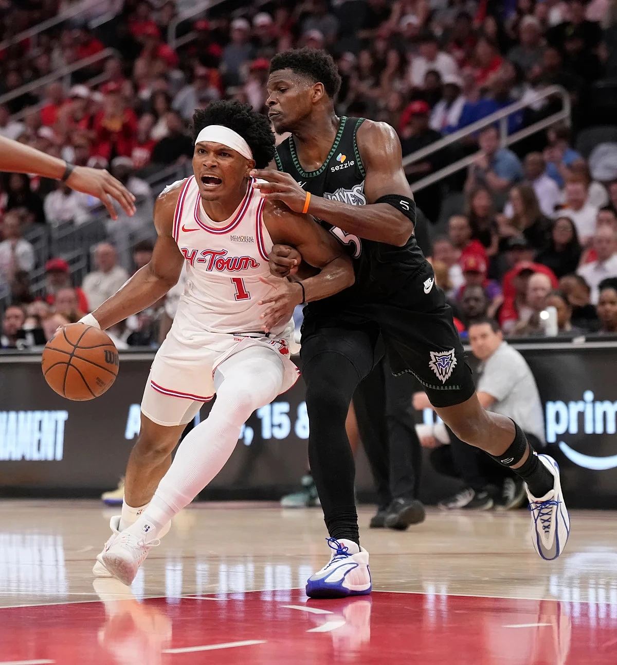 Timberwolves snap past Rockets' 8-game winning streak with a 136-132 victory - Image 1