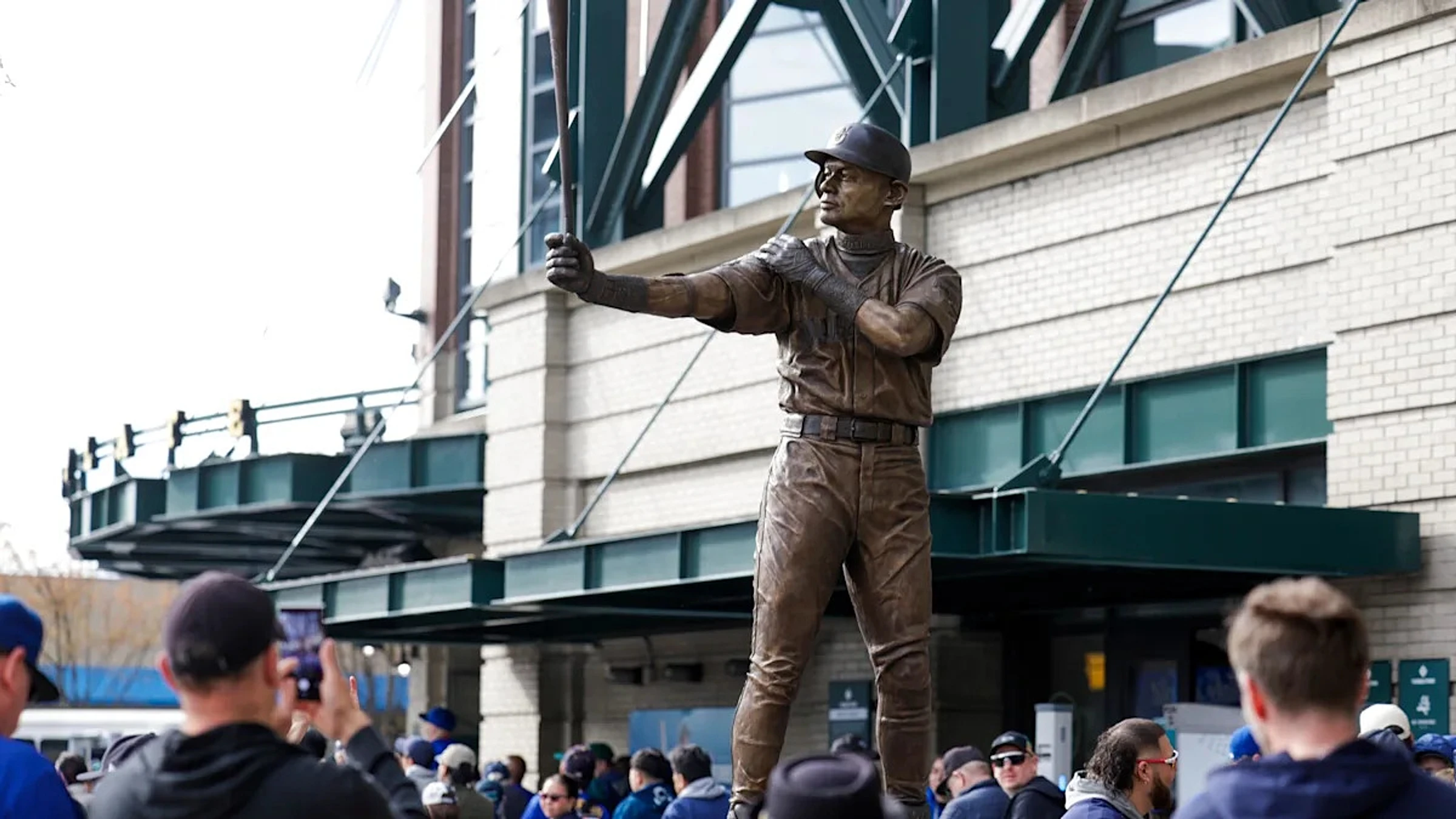 Ichiro Suzuki’s statue unveiling has a mishap as bat snaps during ceremony - Image 1