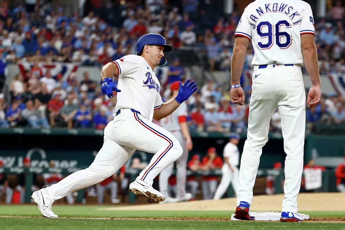 Rangers OF Wyatt Langford exits Friday's game vs. Dodgers with right quad tightness - Image 1