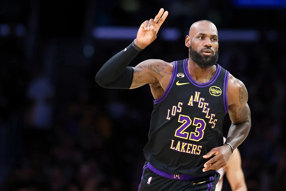 LeBron James scores 28, leads Lakers past Suns 101-73 to clinch home-court advantage in 1st round - Image 1
