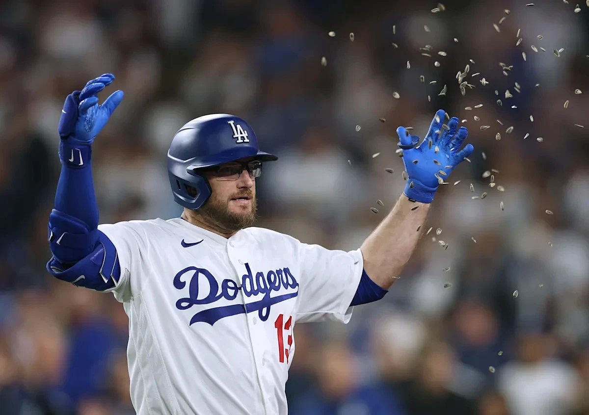 Max Muncy clubs 3 homers to overcome Edwin Diaz's first blown save as a Dodger - Image 1
