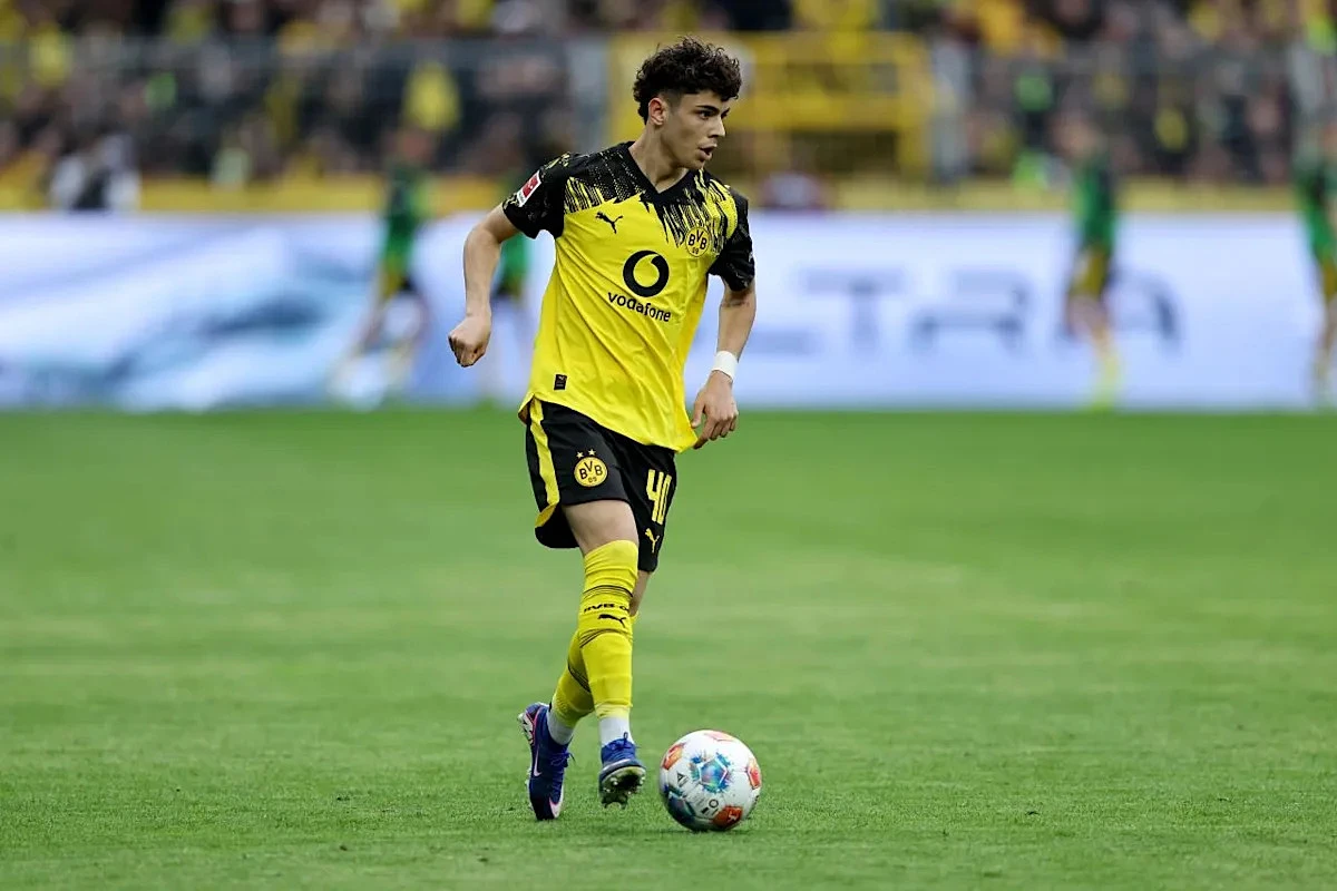 Paris Saint-Germain and Barcelona keeping tabs on Borussia Dortmund youngster