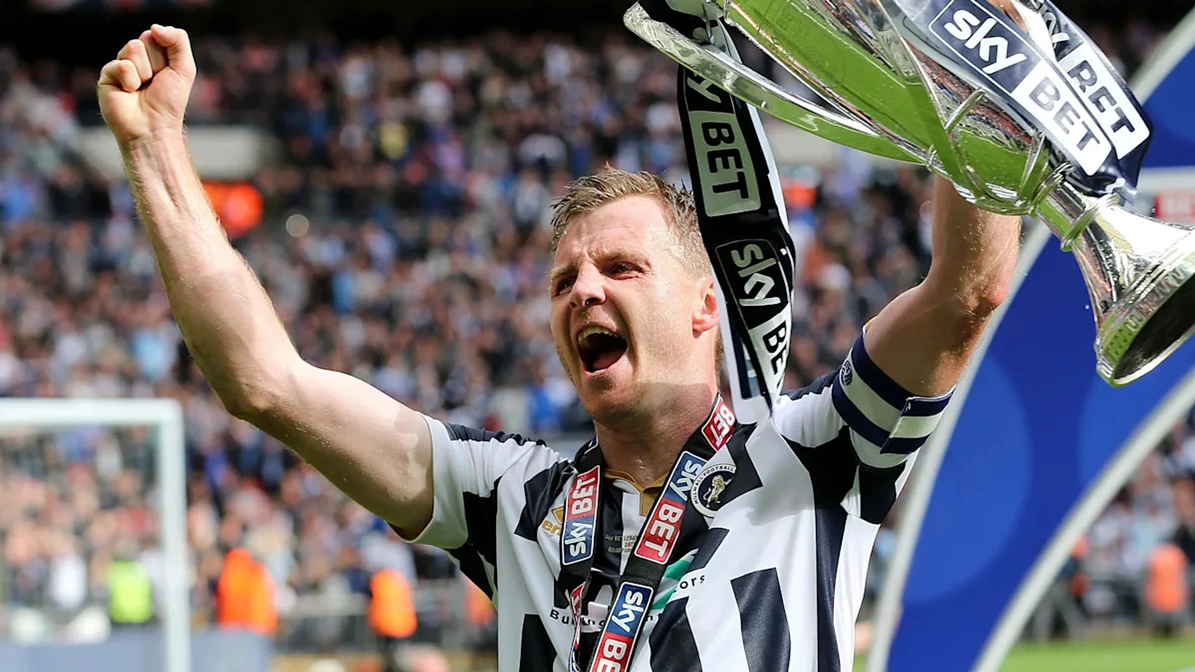 Veteran defender Craig retires aged 40