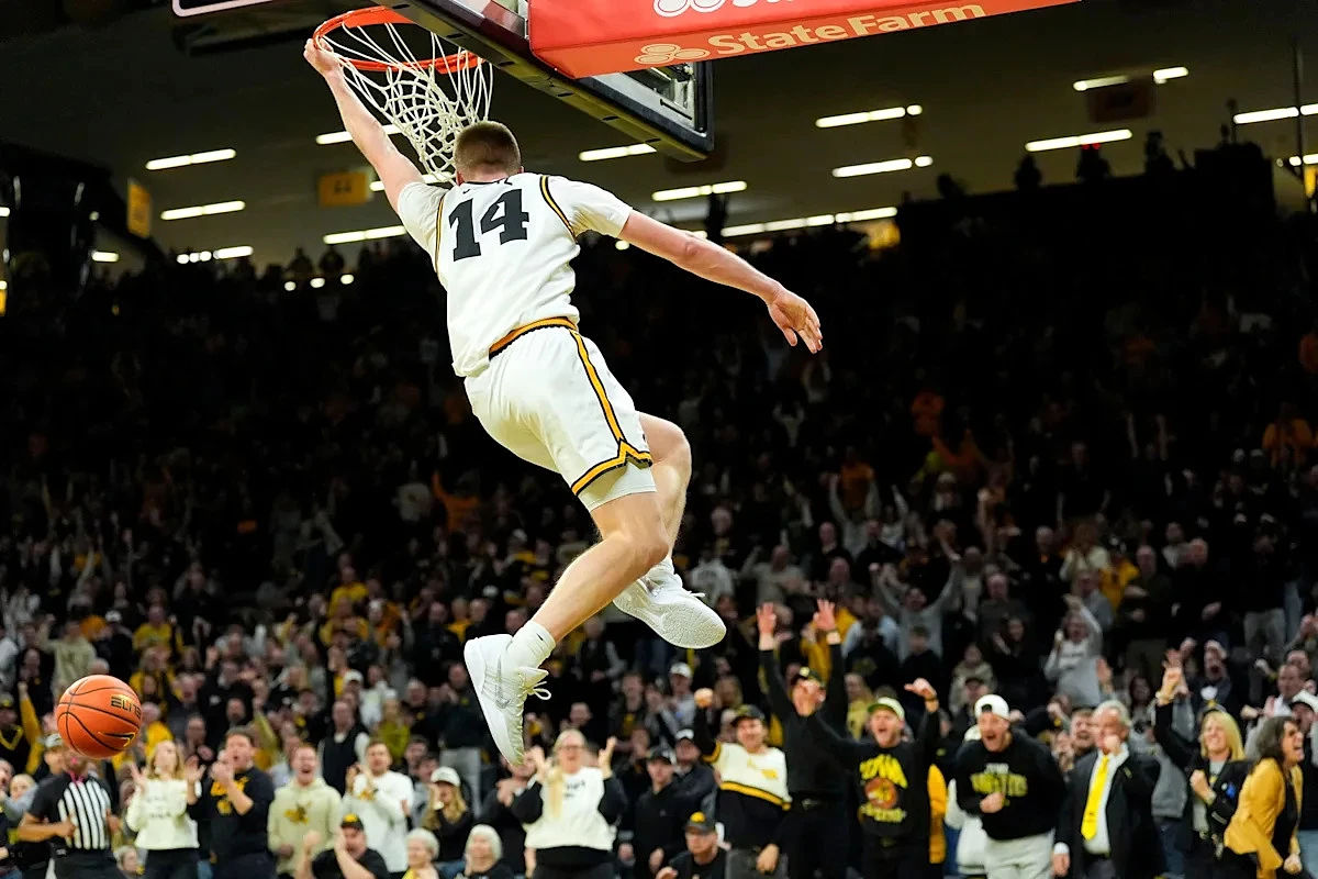 Iowa basketball guard Bennett Stirtz to NBA contender in mock draft