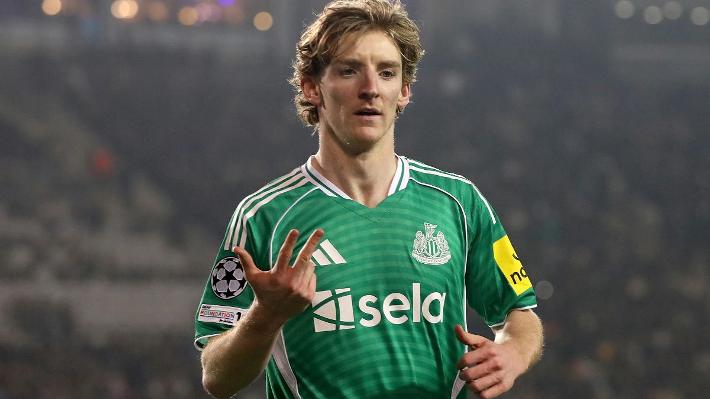 Anthony Gordon: Bayern enter transfer race for Man United target