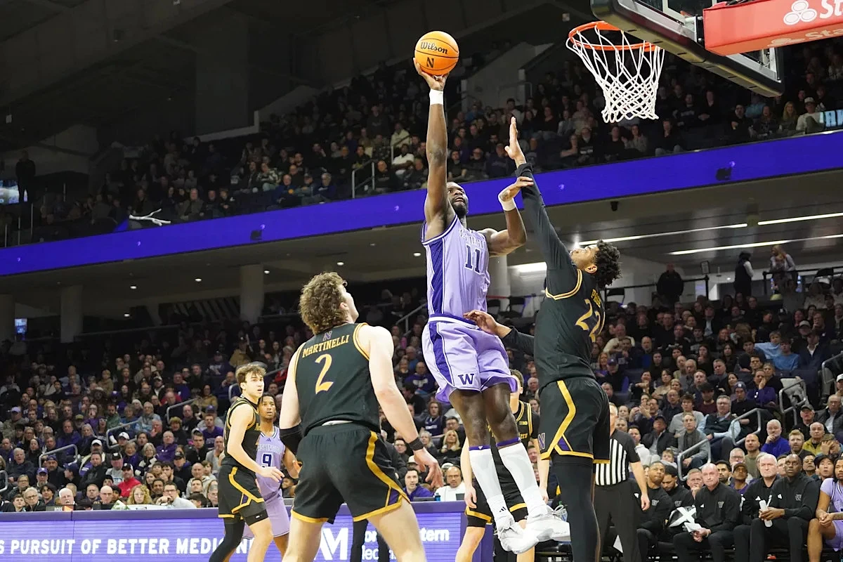 Washington basketball's starting center enters transfer portal