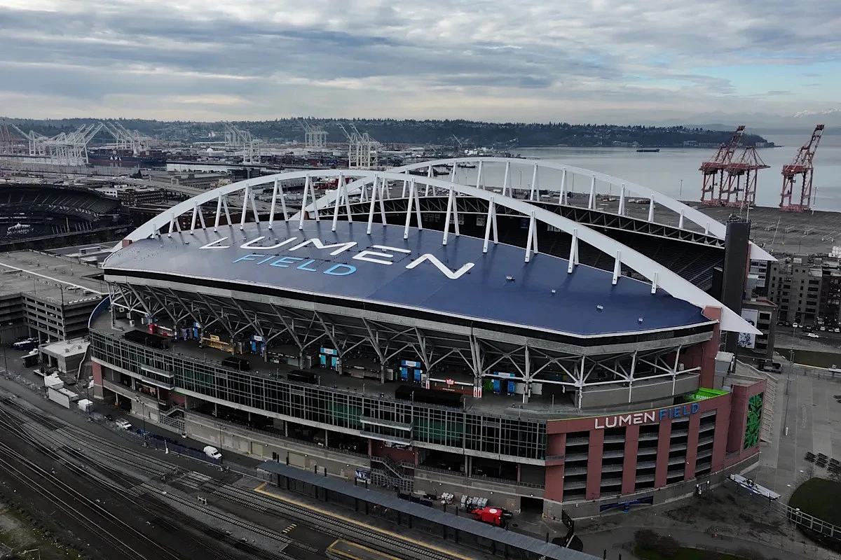 USWNT gets a sneak peek at the grass installed at Lumen for the World Cup