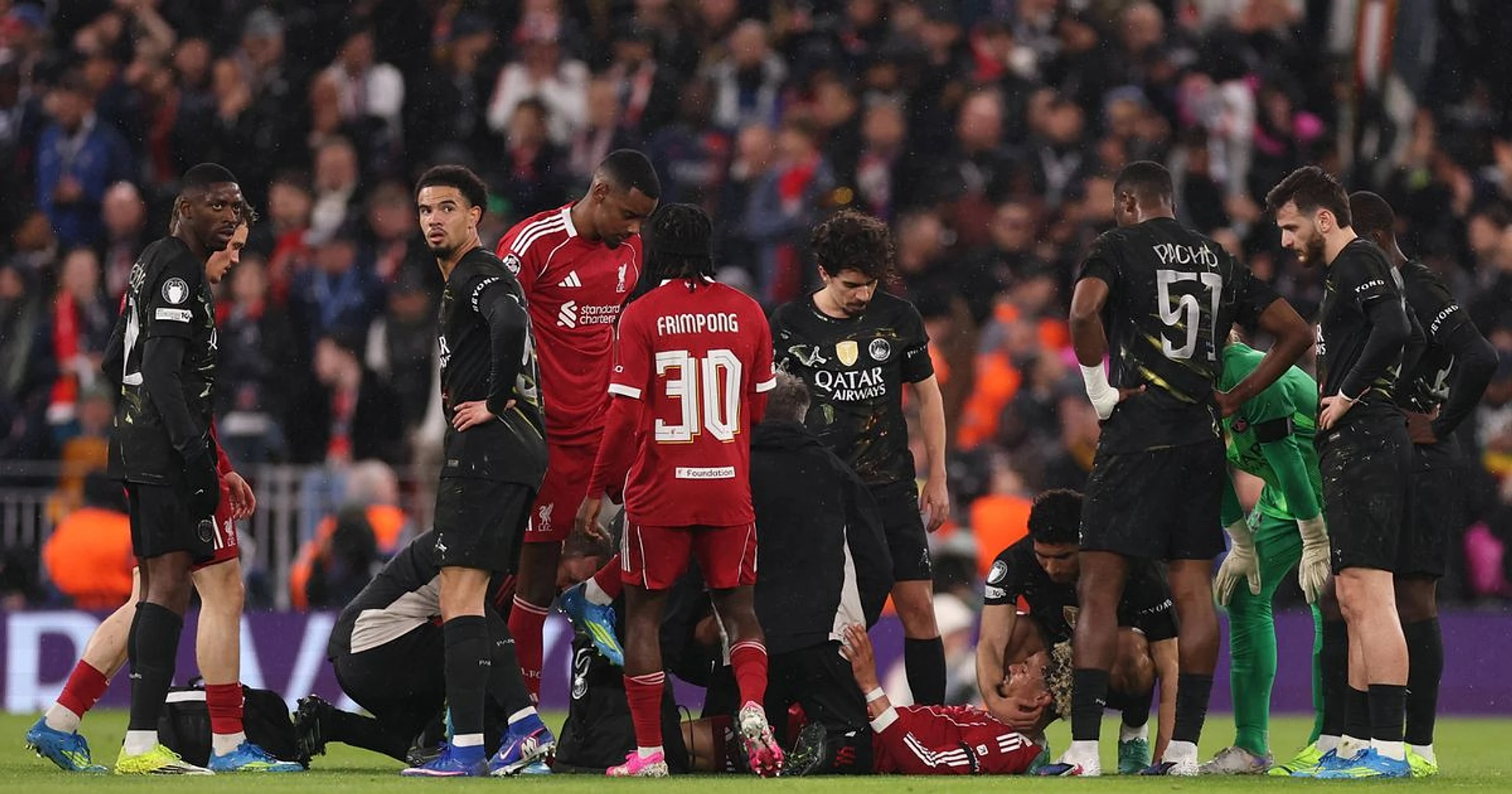 “Didn’t look good”: Arne Slot fears worst after Liverpool striker Hugo Ekitike stretchered off in PSG defeat