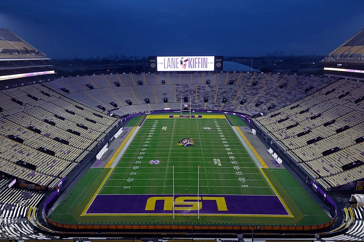 Talented LSU football defender suffers season ending injury