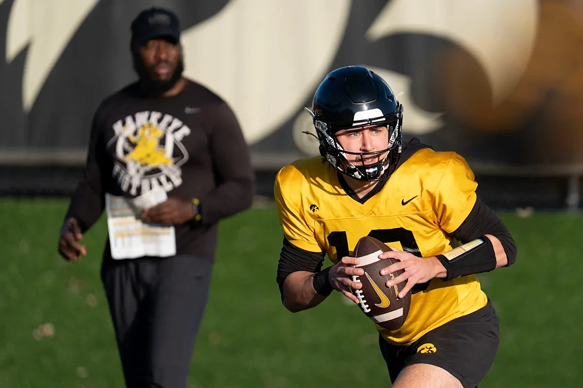 Iowa football QB Jeremy Hecklinski latest to compliment WR Tony Diaz