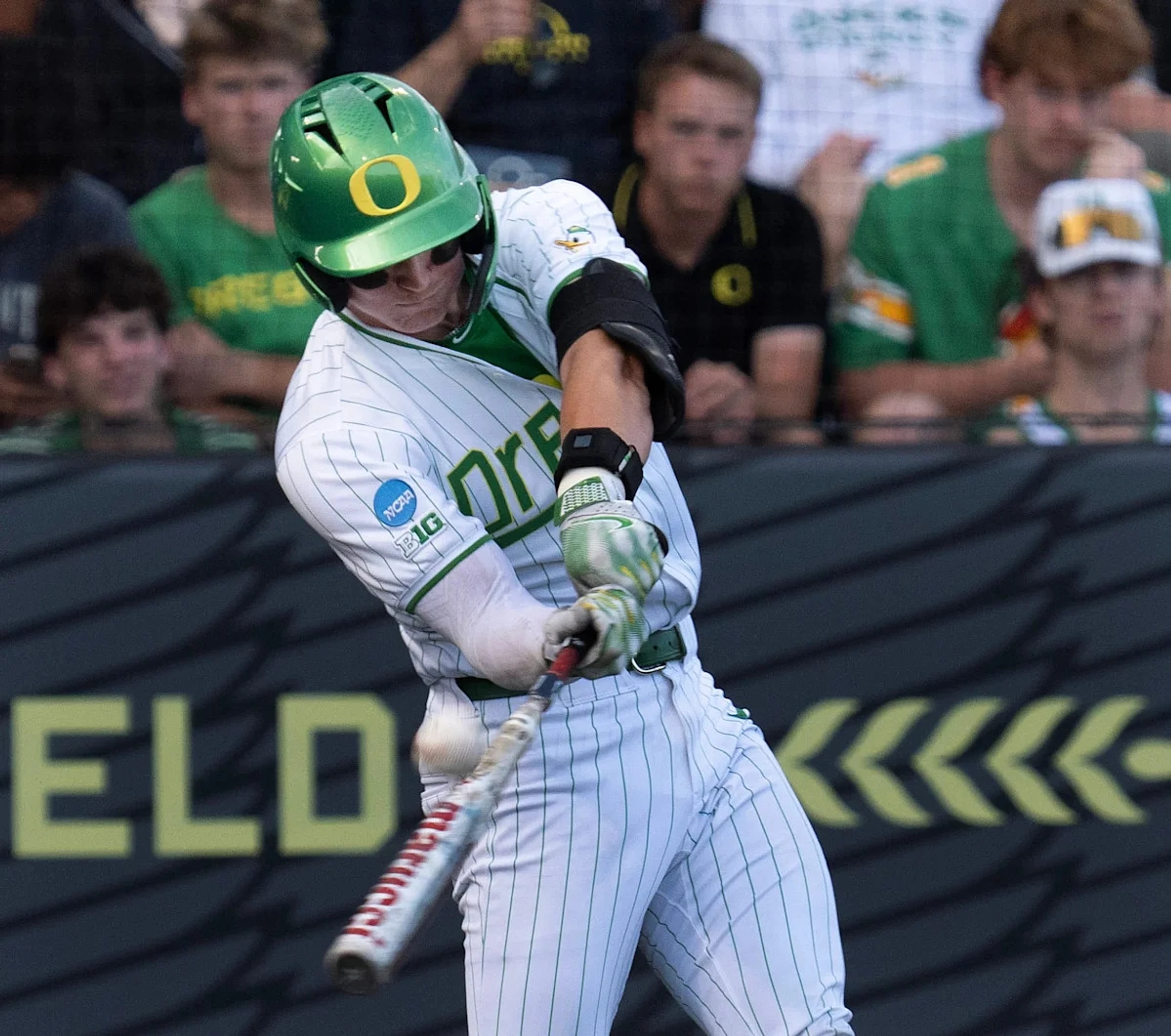 Oregon baseball clobbers Illinois for run-rule victory to open series