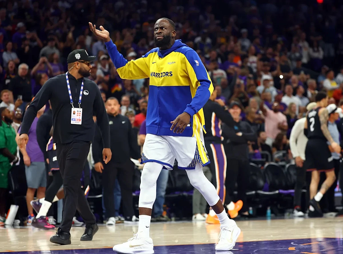 Draymond Green shares moment with Steve Kerr, Steph Curry then gets ejected