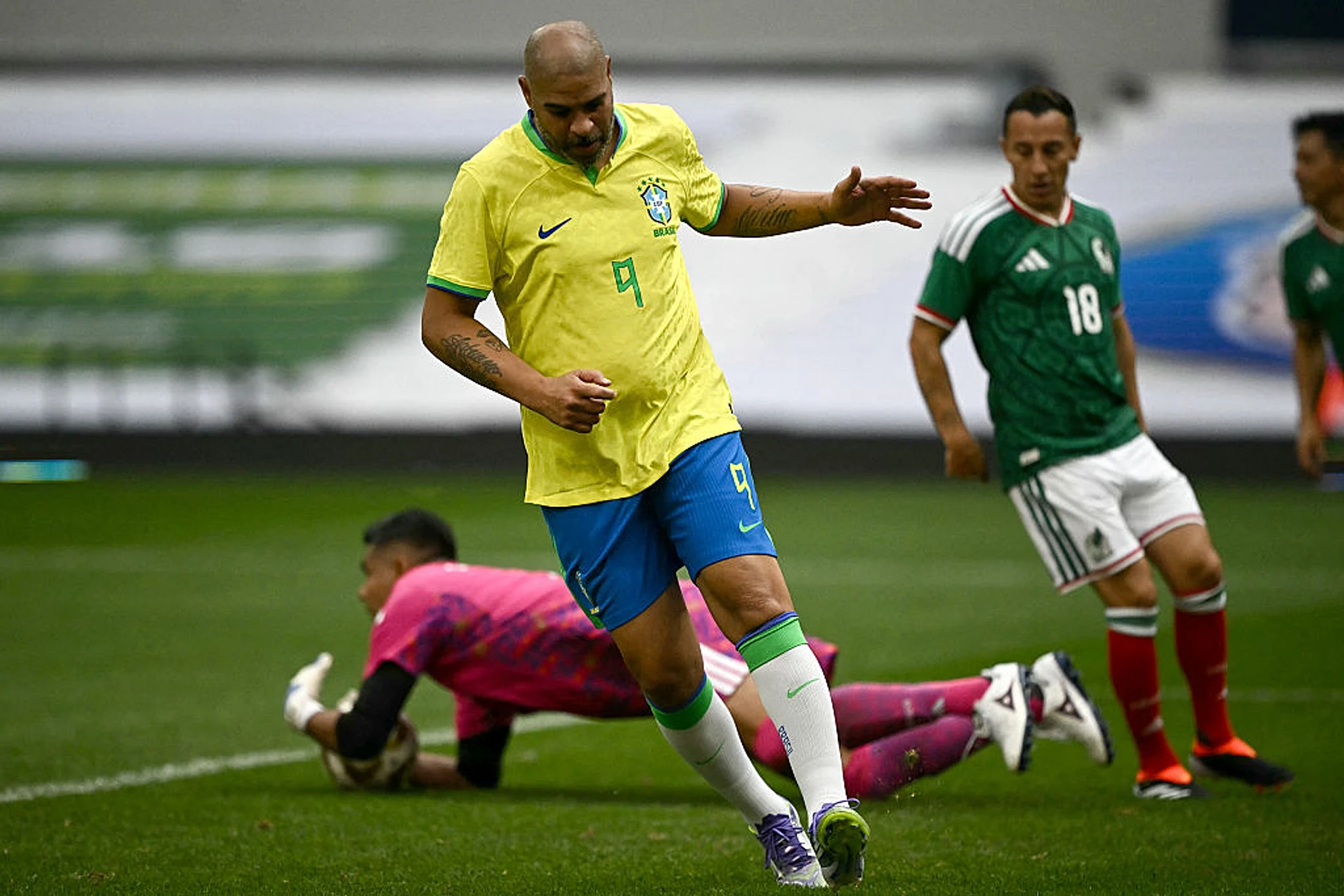 😱 Need a striker? Adriano scores a stunner for Brazil Legends; watch - Image 1