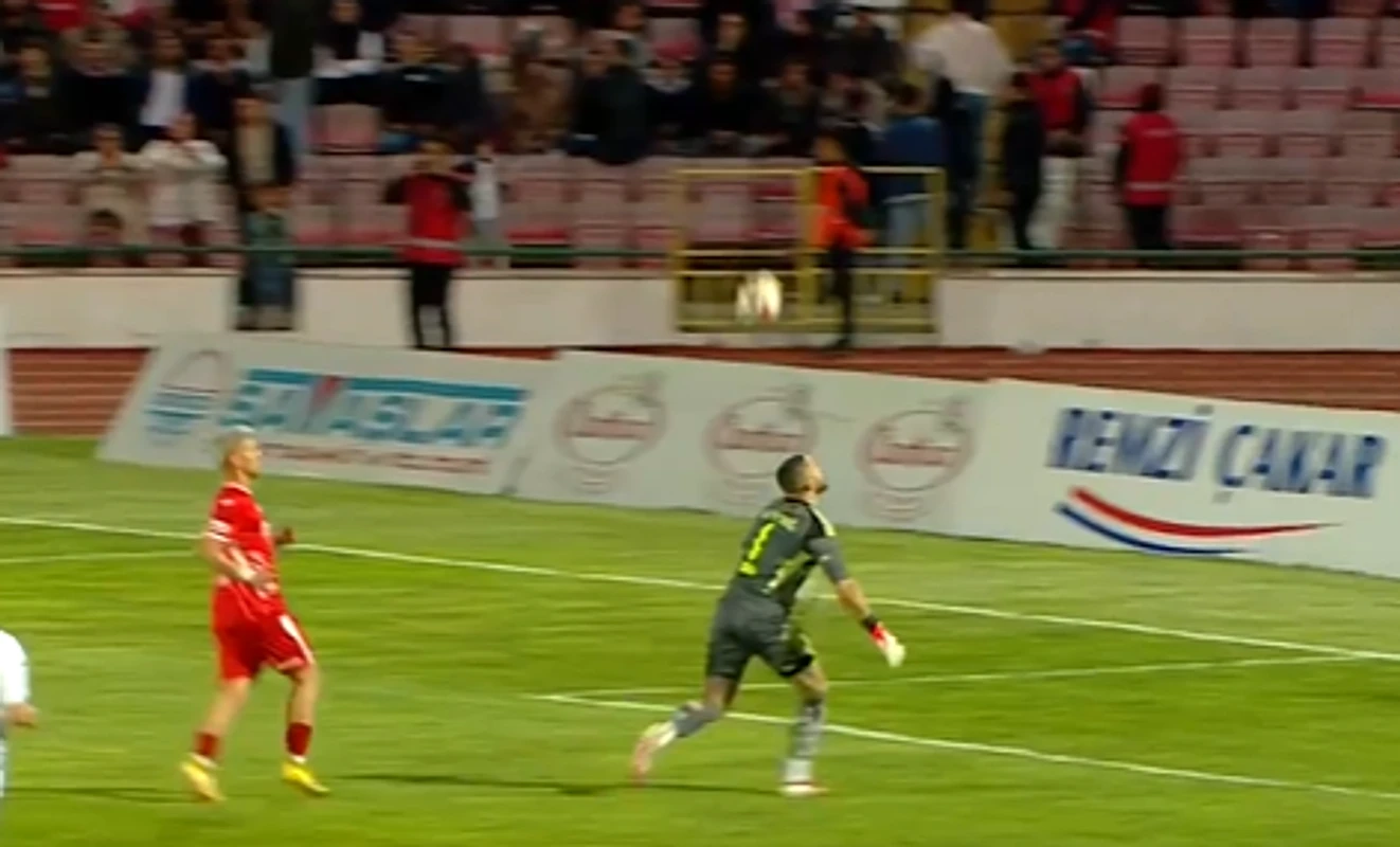 🎥 Try to make sense of this! Keeper blunders INCREDIBLY in 🇹🇷