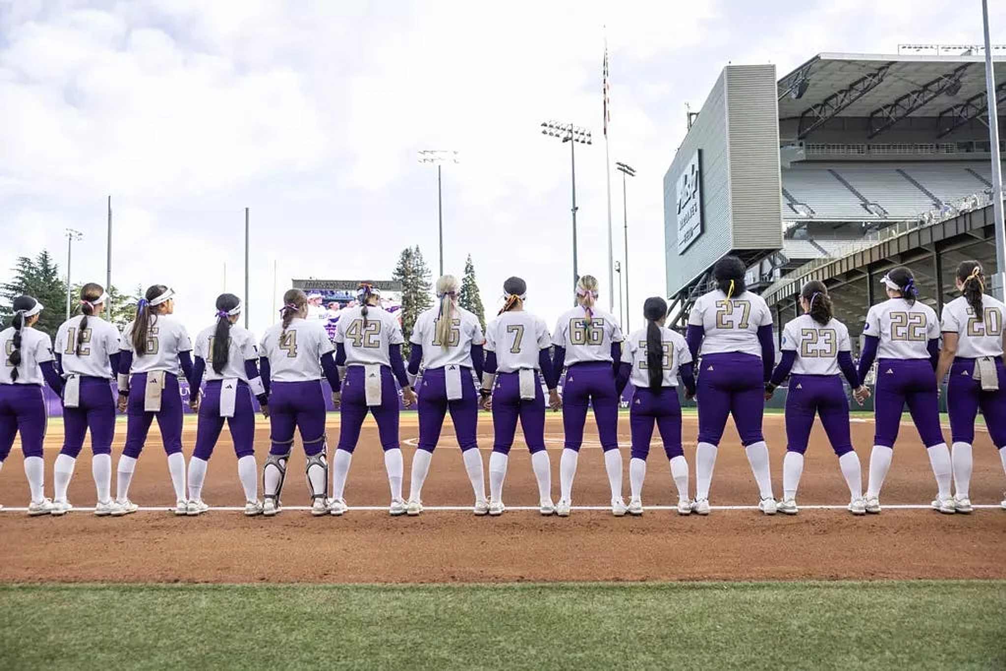 Washington softball drops fifth straight in 7-2 loss to No. 7 UCLA - Image 1