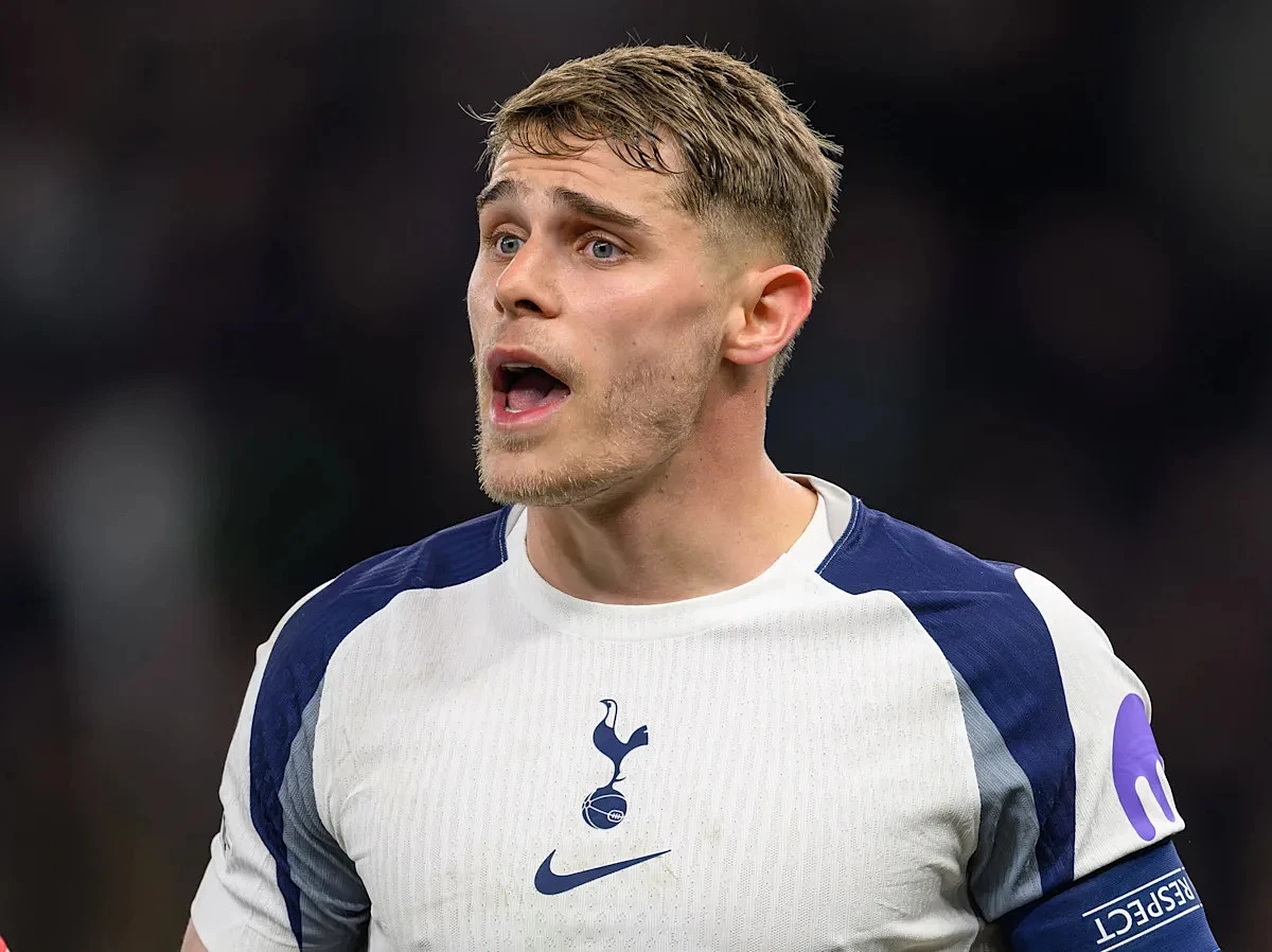 Report: Liverpool set to battle Man United in the race for Premier League defender