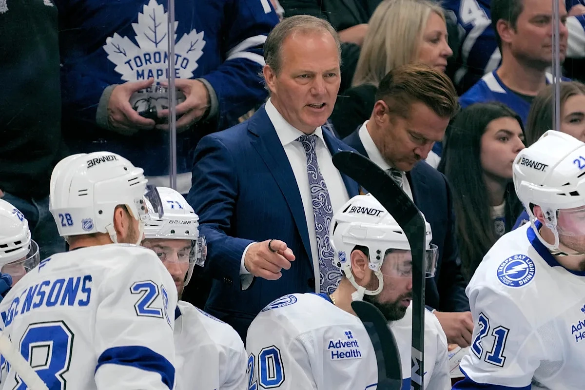 Jack Adams Award finalists announced. Favorite and snub for best coach in NHL