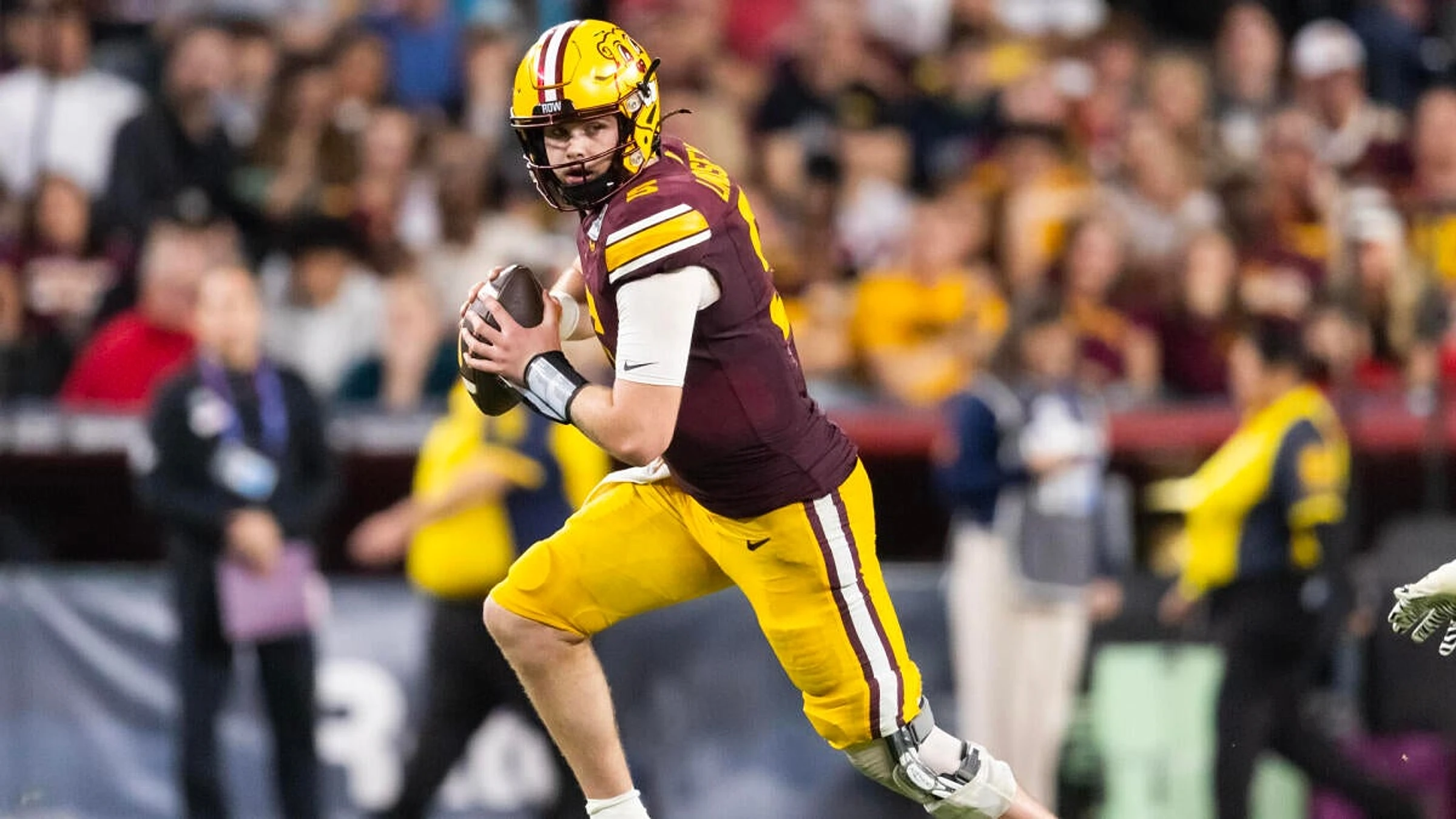 Drake Lindsey arrested, charged with underage drinking: Minnesota QB won school-record eight games as freshman