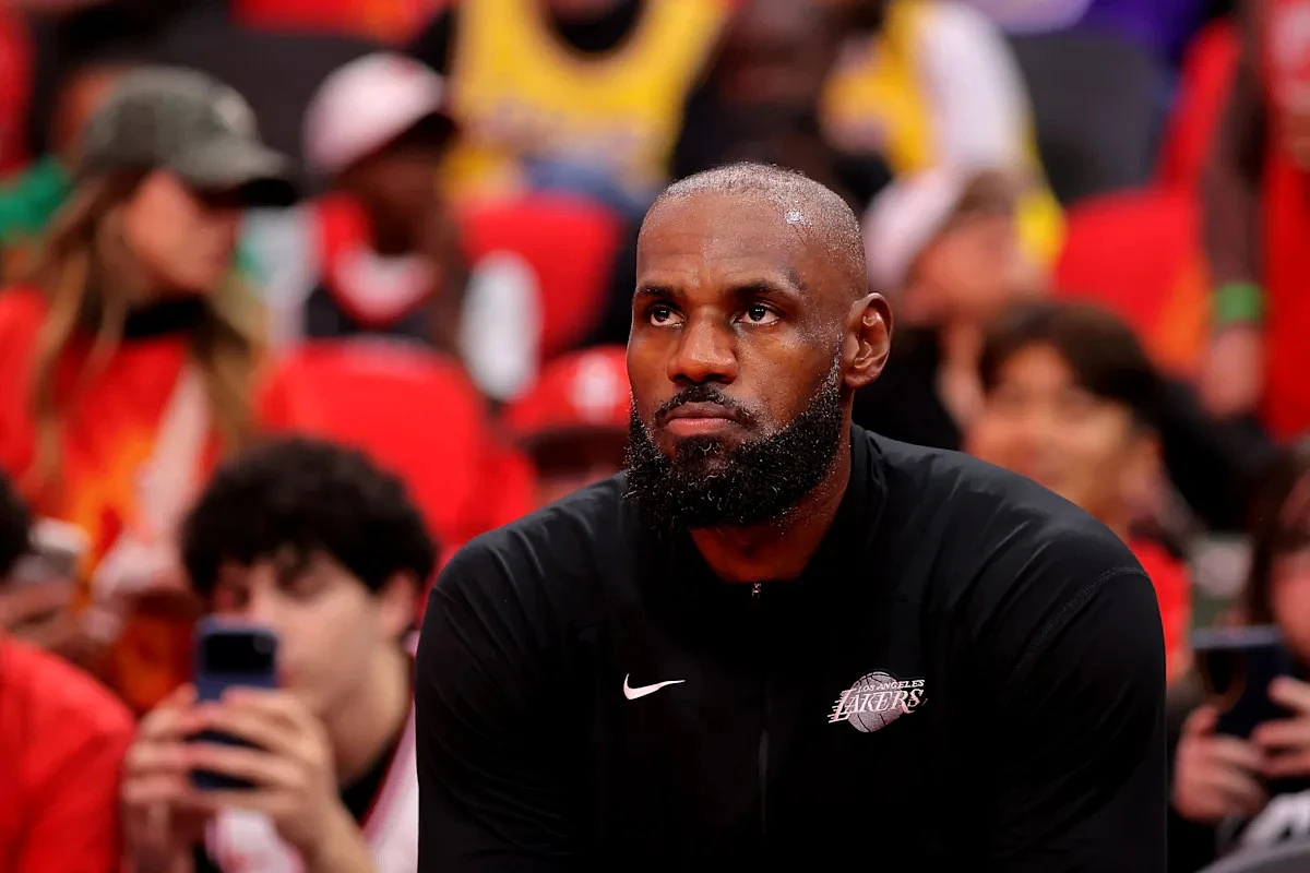 LeBron randomly complaining to young Lakers fan gave us amazing meme