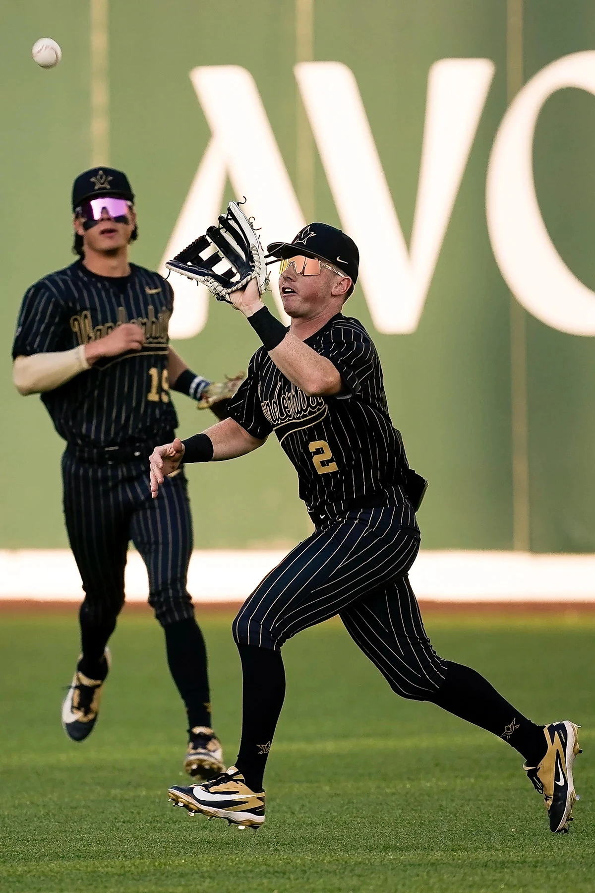 Logan Johnstone leaves Vanderbilt baseball vs Alabama with leg injury