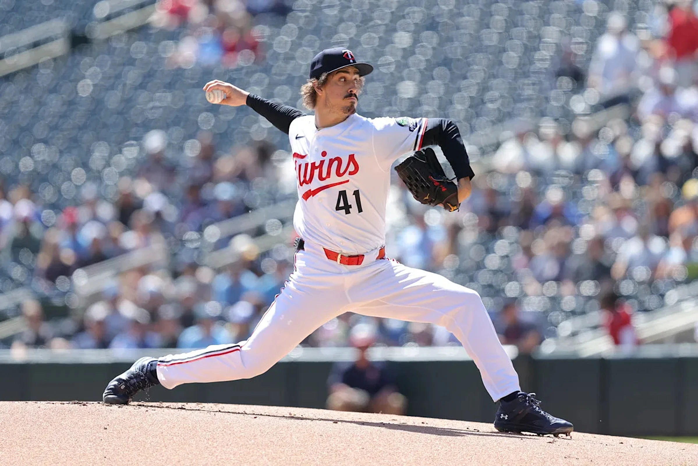 Twins hold on to beat Blue Jays 4-3 after Ryan leaves with elbow soreness