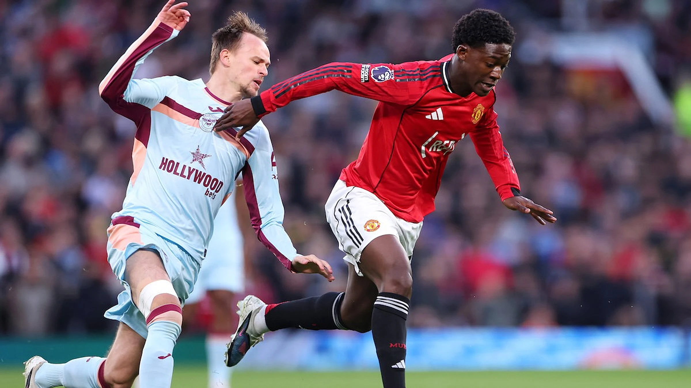 Kobbie Mainoo: Man United star wins PL award for magic moment