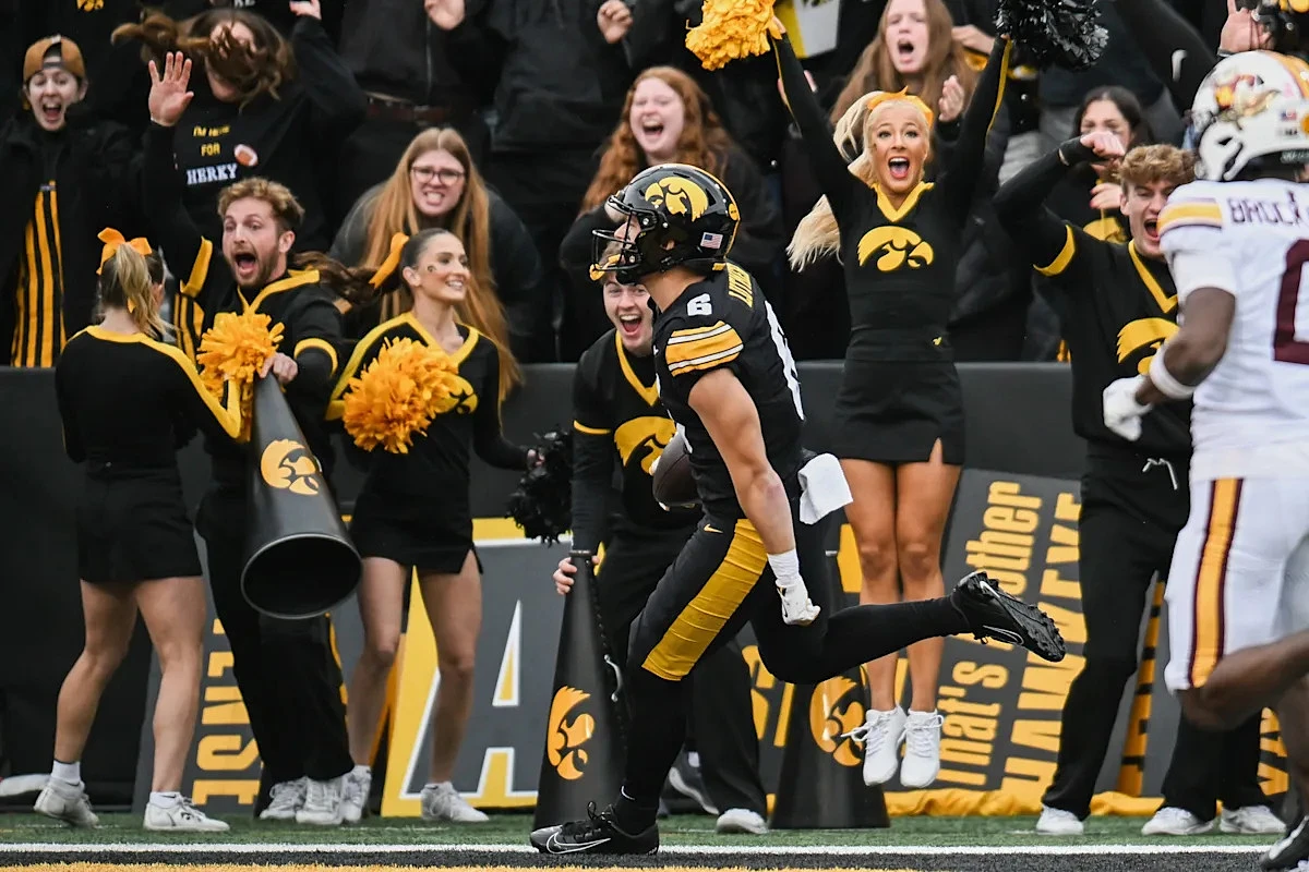 ESPN predicts Iowa football star to take home high honors in 2026