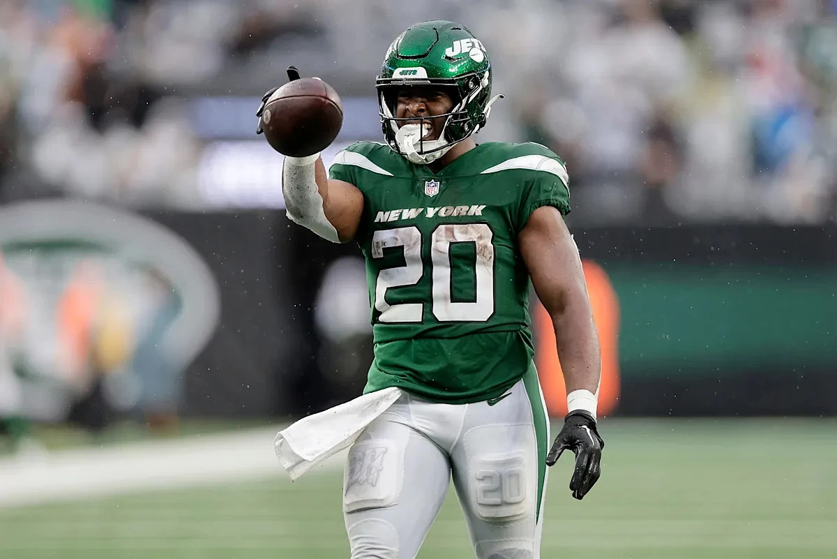 Breece Hall reacts to new contract extension with Jets
