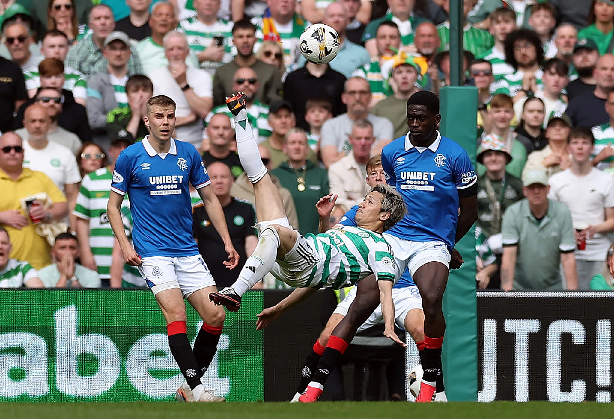 Absolute cinema! Striker scores bicycle kick in major derby