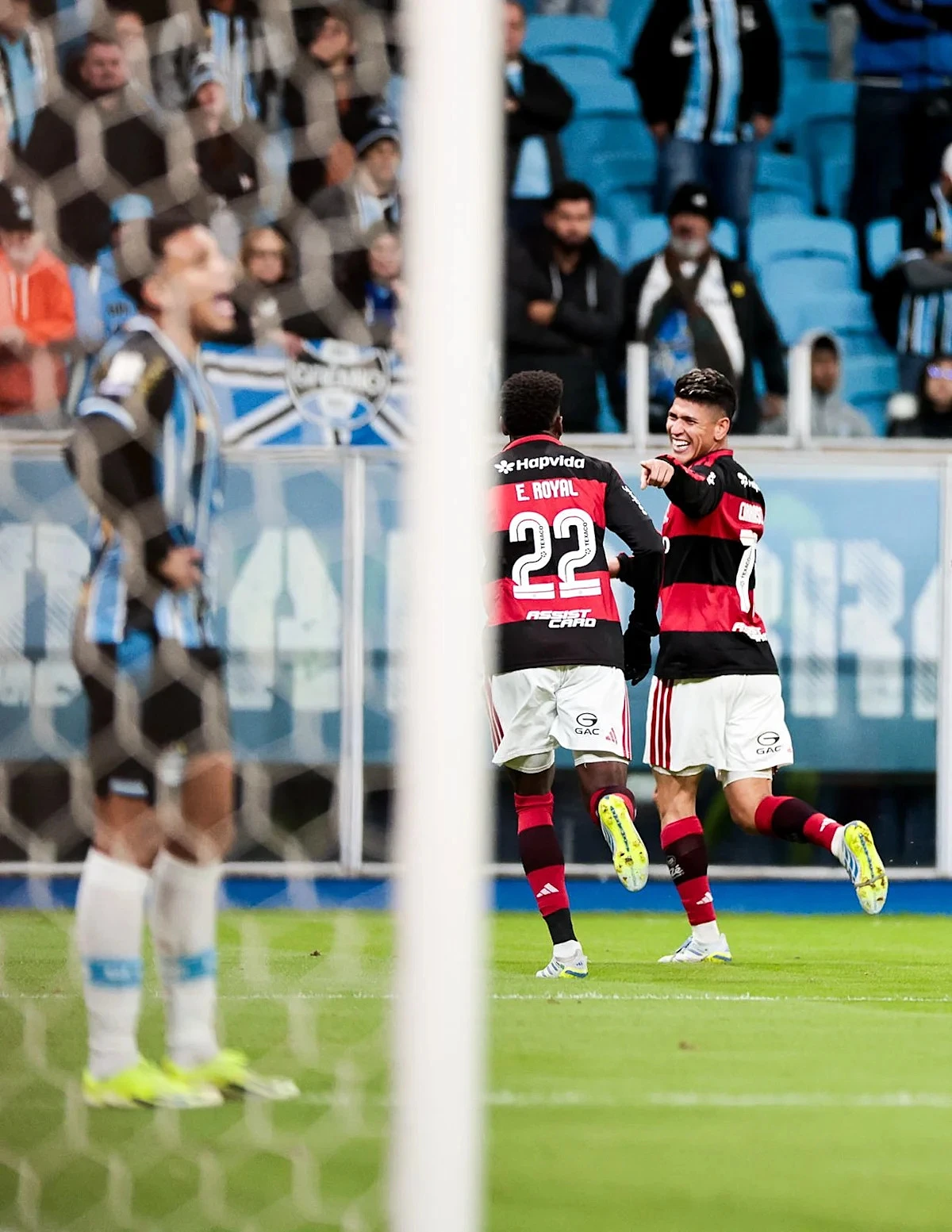 Flamengo dominate, beat Grêmio away to make it 10 unbeaten