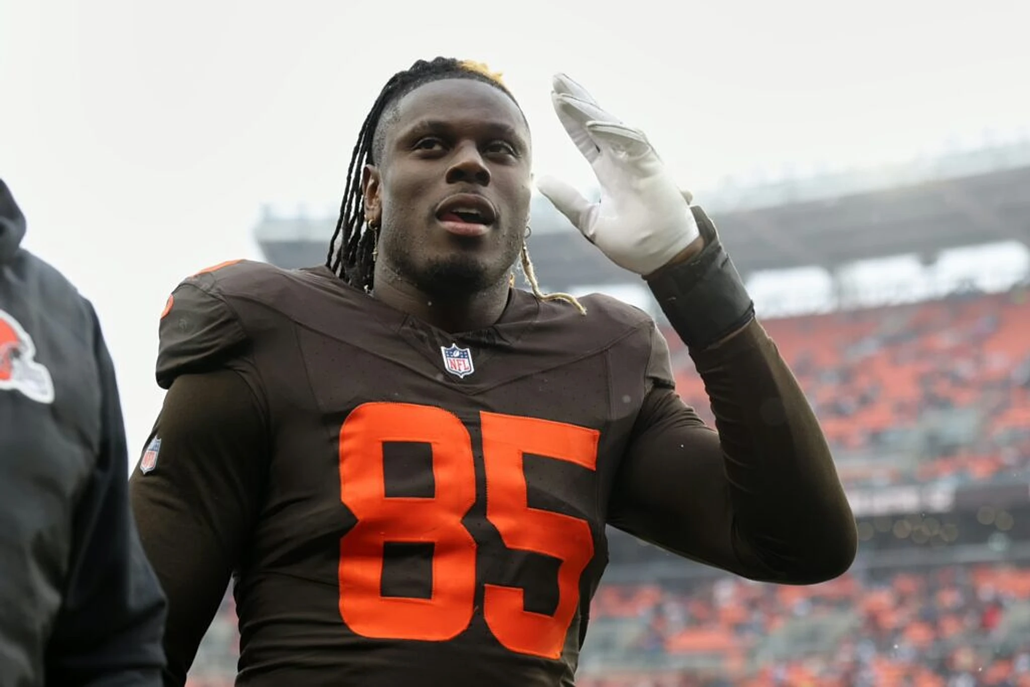 Chargers Agree to Terms With Pro Bowl TE David Njoku