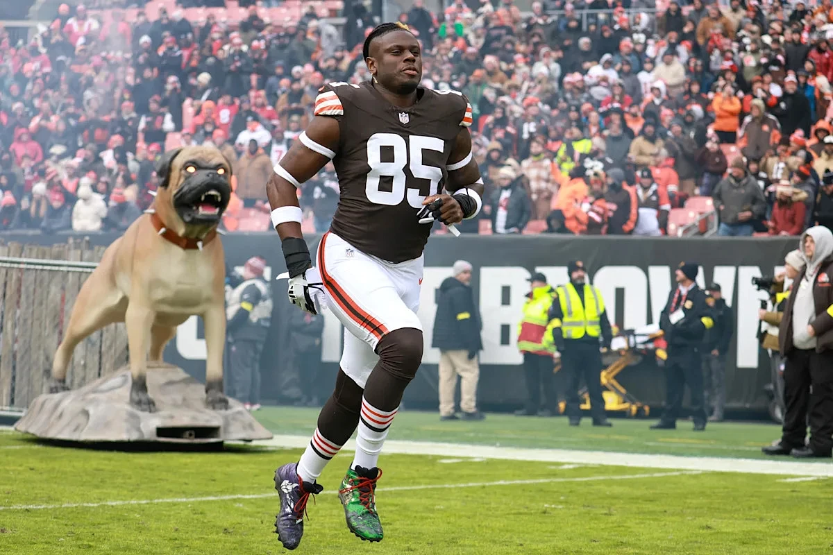 Chargers sign TE David Njoku
