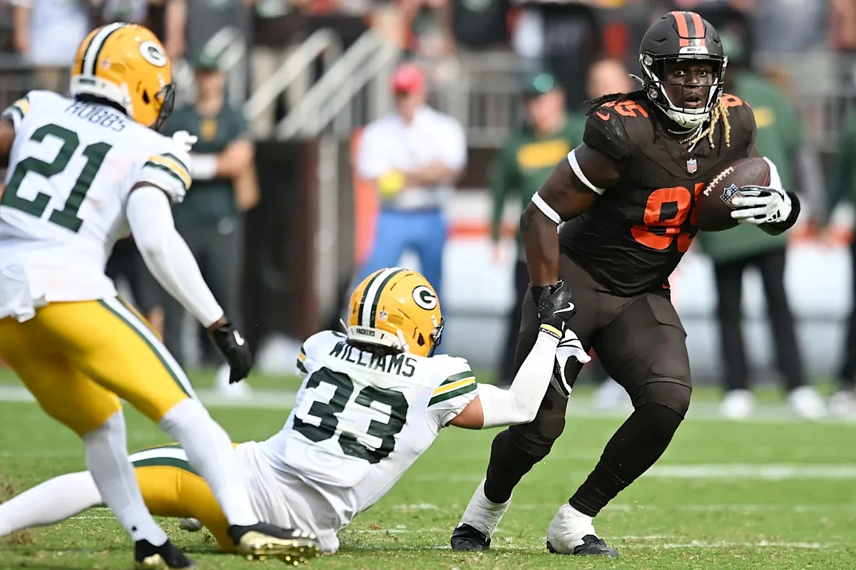NFL world reacts to Chargers signing TE David Njoku