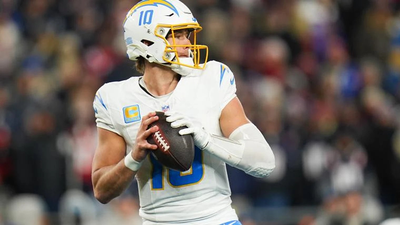 Chargers sign 6-foot-4 ex-Browns Pro Bowl TE to help Justin Herbert