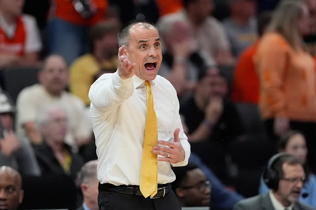 Ben McCollum signs extension through 2023 after leading Iowa to first Elite Eight since 1987