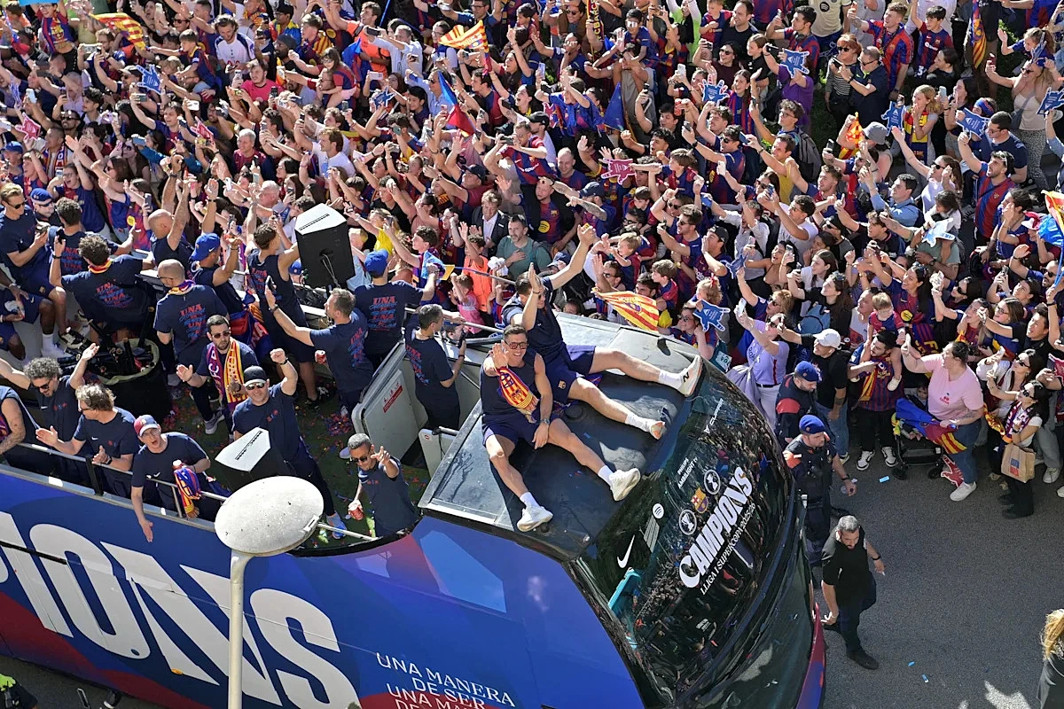 🎥 Title parade, Barça-style: oldies iced out, Pedri gets magic wand