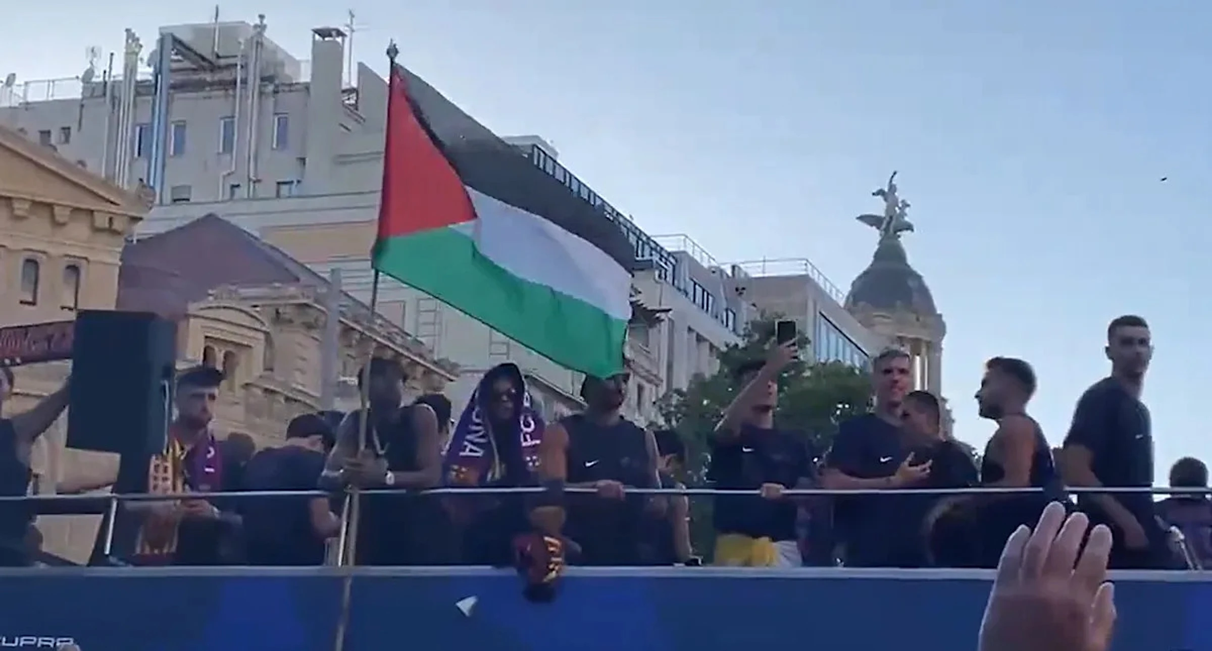 Lamine Yamal flies Palestine flag, breaks out anti-Madridista shirt during Barcelona parade