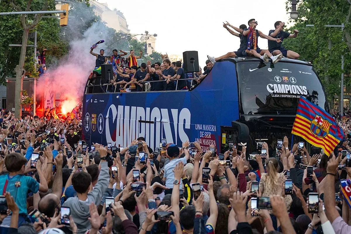 Watch: Lamine Yamal takes aim at Real Madrid during Barcelona title celebrations