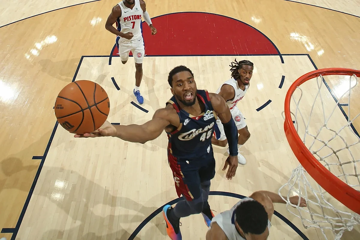 Donovan Mitchell goes scorched Earth, Cavs beat Pistons 112-103 in Game 4