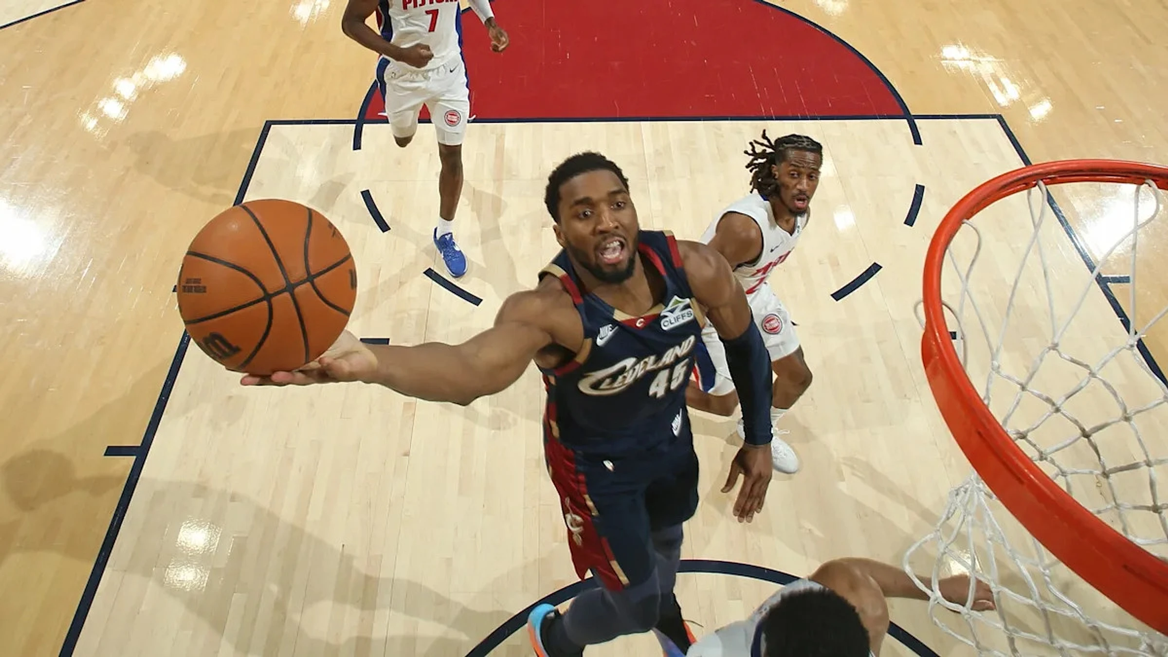 Donovan Mitchell scores 39 in second half, sparks 24-0 run, earns Cavaliers win to even series 2-2