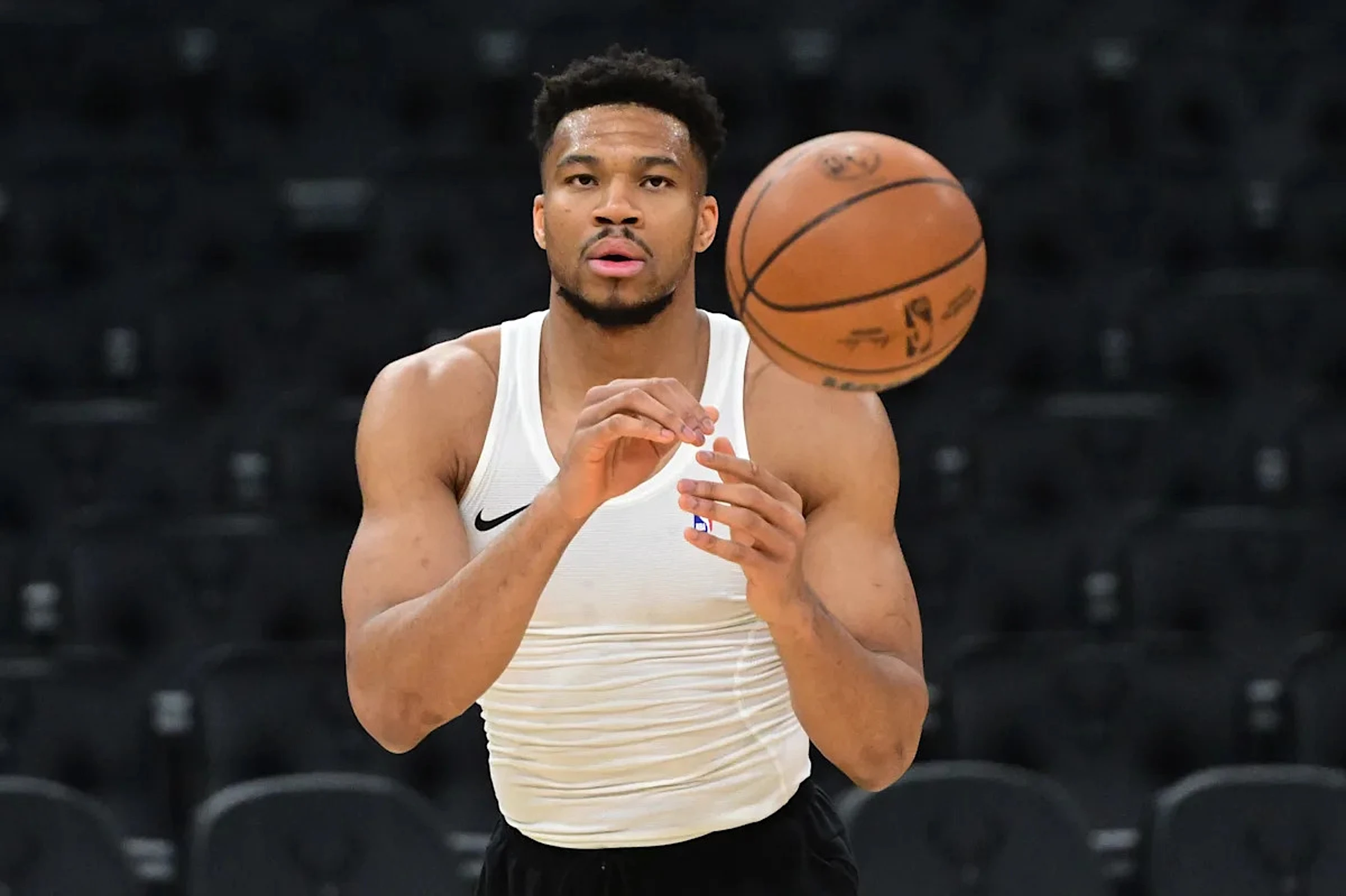 Report: Lakers 'pursued' Giannis Antetokounmpo at NBA trade deadline